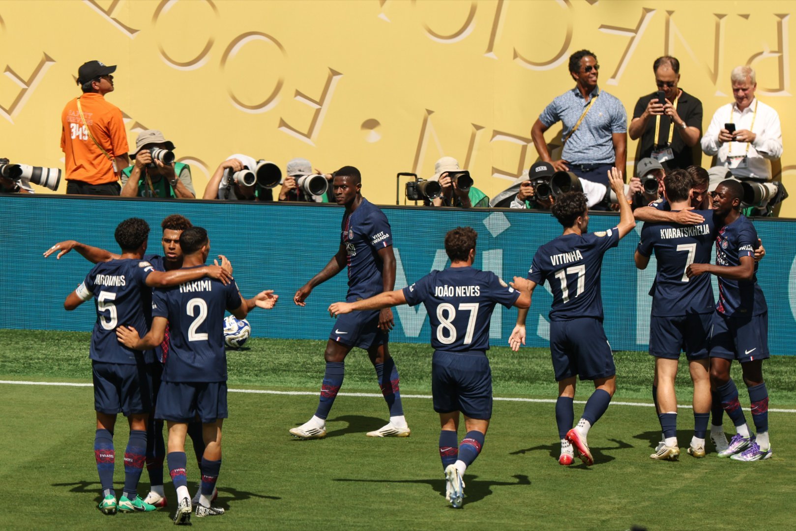 皇家马德里发布备战花絮；国际比赛日外线爆发；国王杯任务艰巨；更衣室氛围转暖