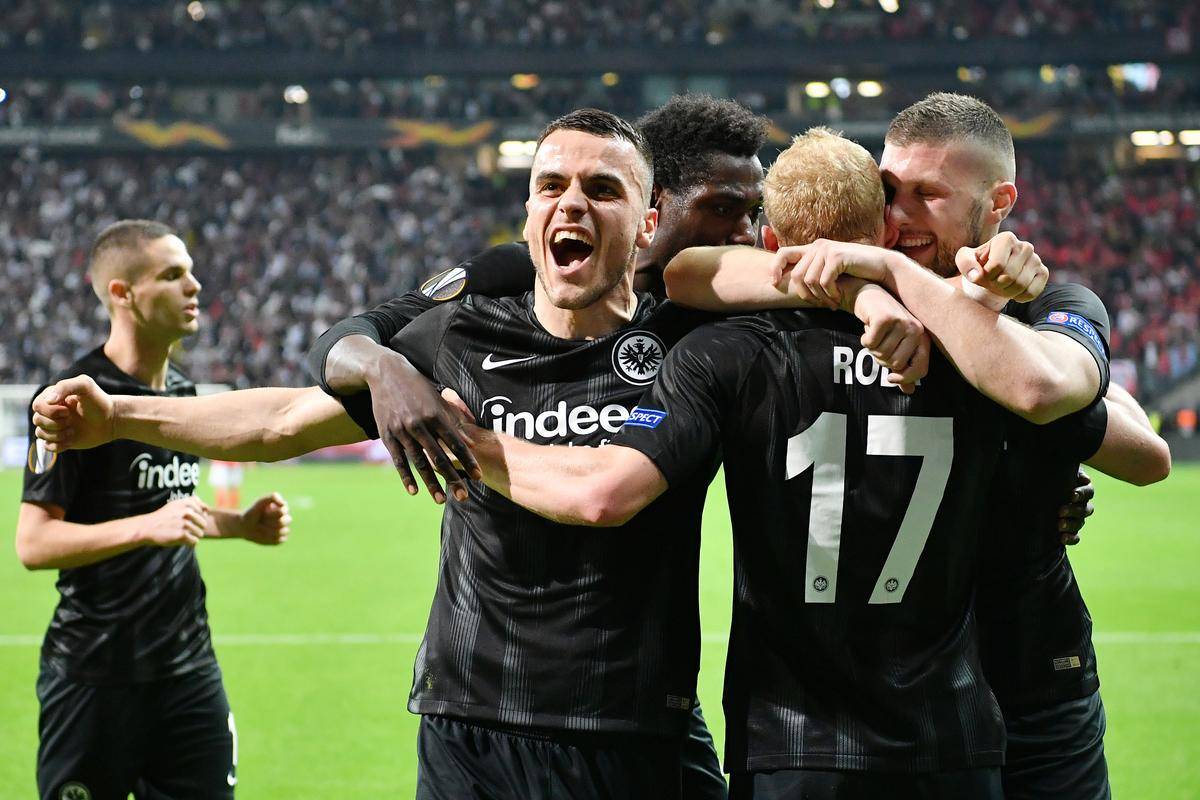 法兰克福训练开放日,今晨再遭质疑引欢呼,德国杯在即,团队化学反应显著 法兰克福训练开放日,今晨再遭质疑引欢呼,德国杯在即,团队化学反应显著